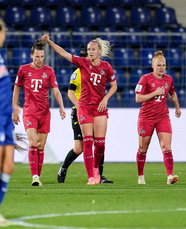 Meike Meßmer zeigt nach ihrem Tor mit dem Daumen nach oben.