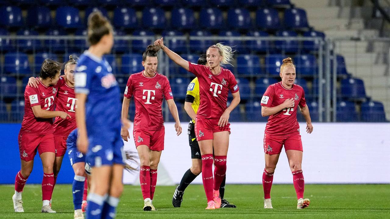 Meike Meßmer zeigt nach ihrem Tor mit dem Daumen nach oben.