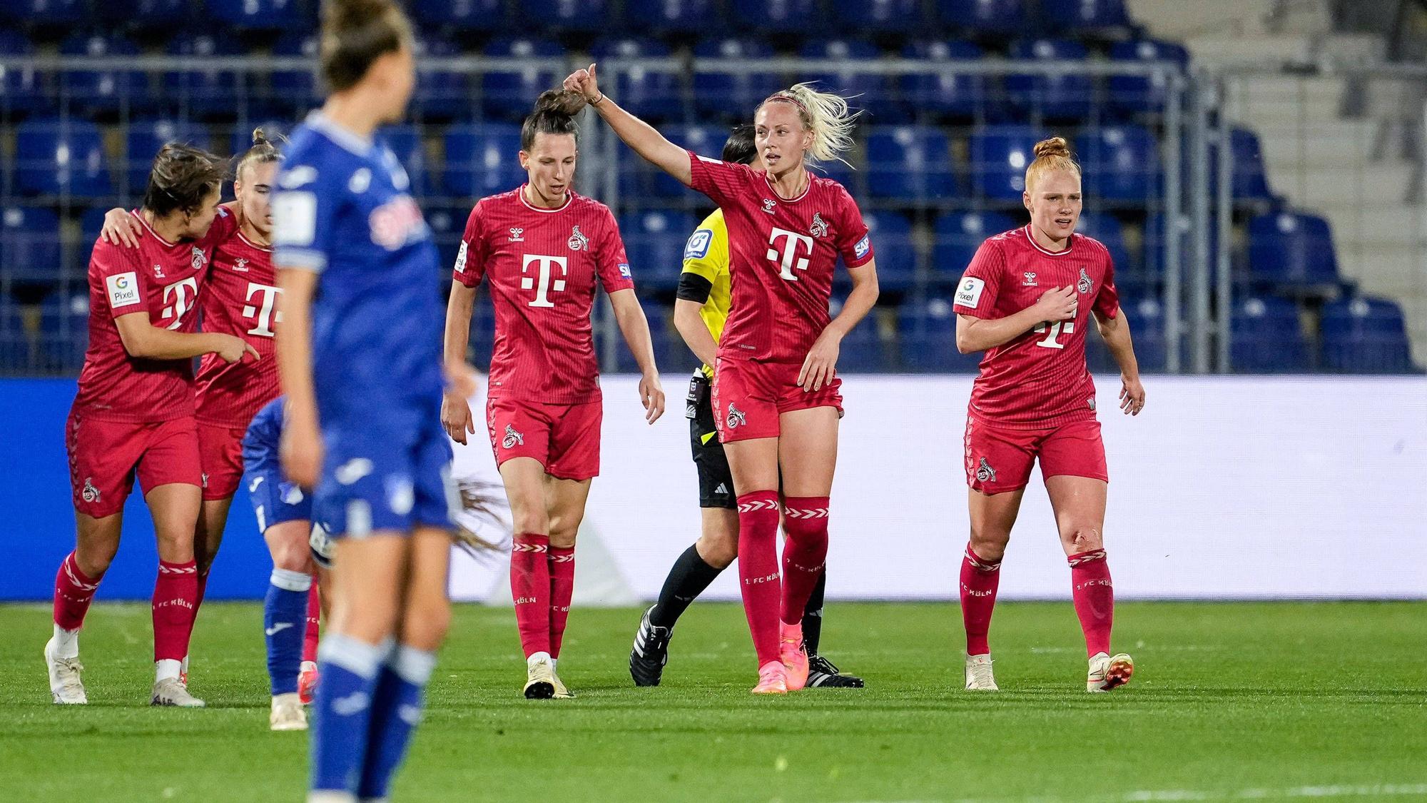 Meike Meßmer zeigt nach ihrem Tor mit dem Daumen nach oben.