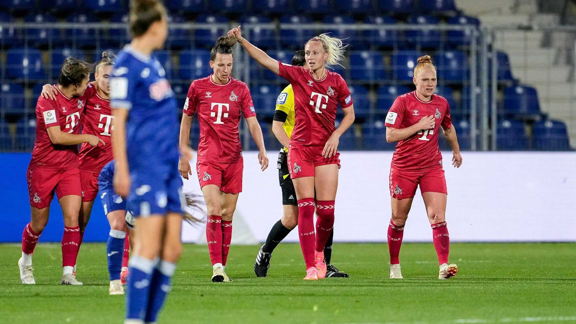 Meike Meßmer zeigt nach ihrem Tor mit dem Daumen nach oben.