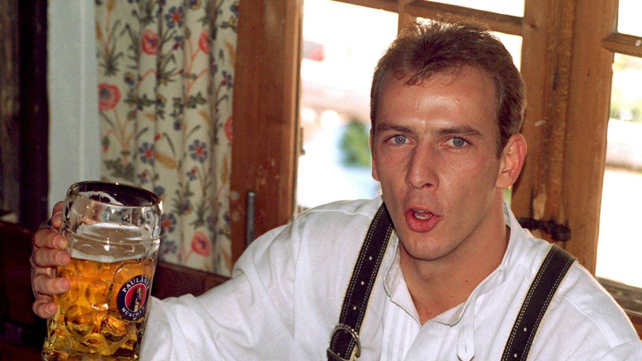 Mario Basler mit Bierkrug beim Oktoberfest 1996