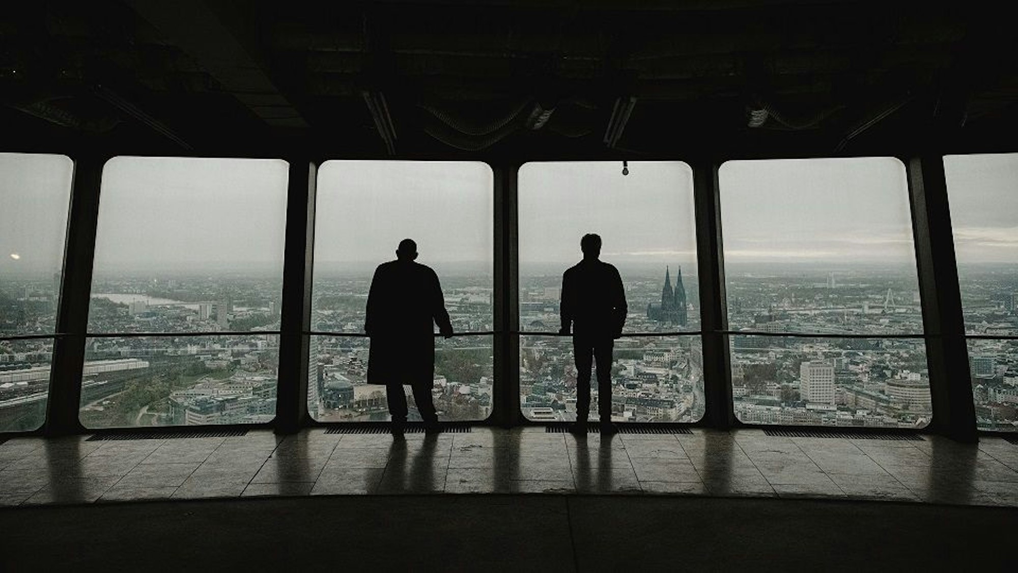 Die Kommissare Max Ballauf (Klaus J. Behrendt, re.) und Freddy Schenk (Dietmar Bär) blicken vom Colonius auf das Kölner Stadtpanorama mit dem Kölner Dom.