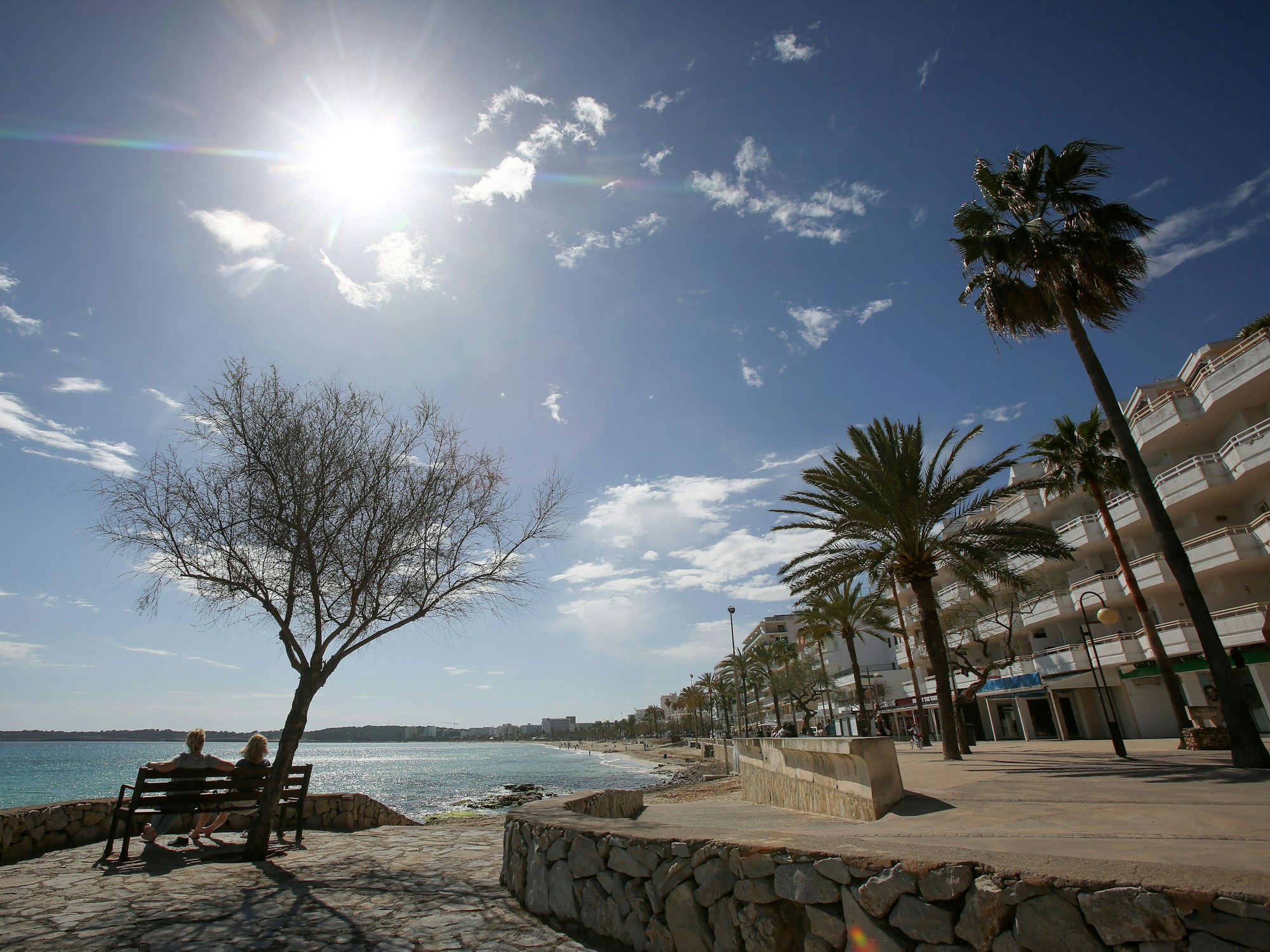 Die Sonne scheint auf Mallorca bei frühlingshaften Temperaturen um die 20 Grad Celsius.