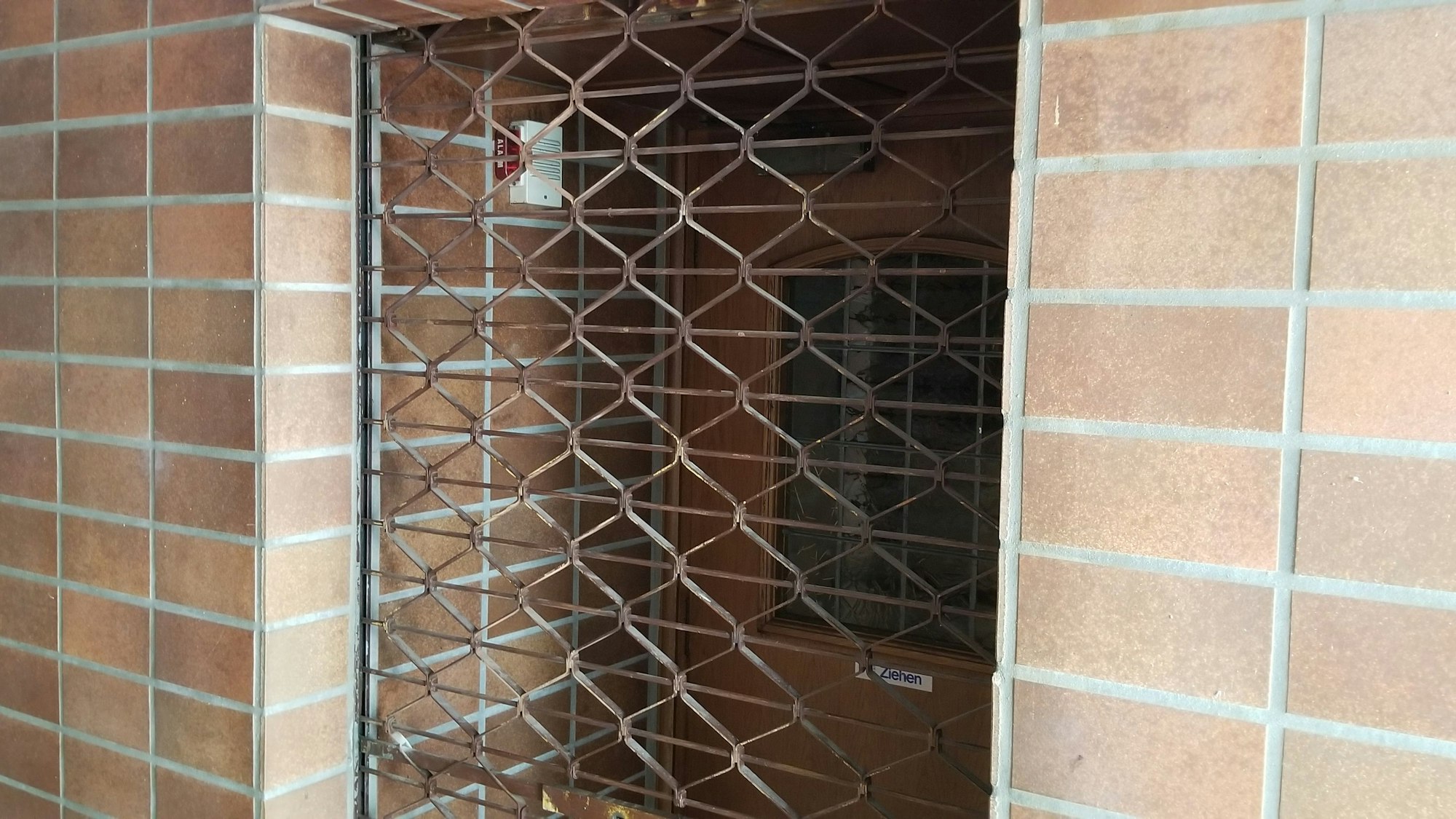 Der Eingang zum „Riehler Hof“ mit einem Rollgitter verschlossen.