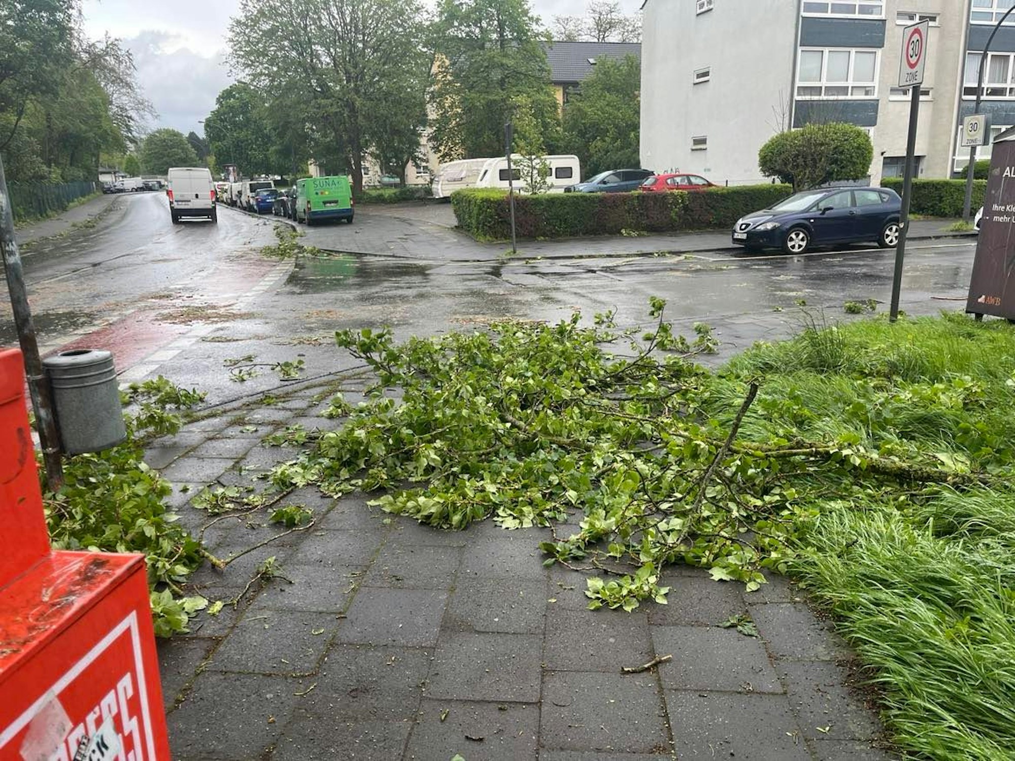 Blick auf die Roggendorfer Straße/Ecke Einsteinstraße in Köln-Flittard am 15. April 2024, nachdem schwere Sturmböen etliche Äste von den Bäumen rissen und auf die Straßen und Gehwege fegten.