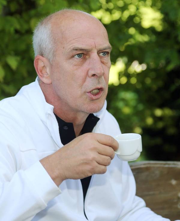 Mario Basler mit einer Tasse in der Hand
