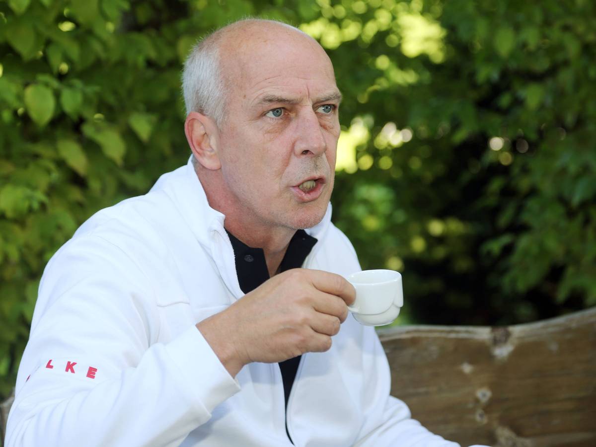Mario Basler mit einer Tasse in der Hand