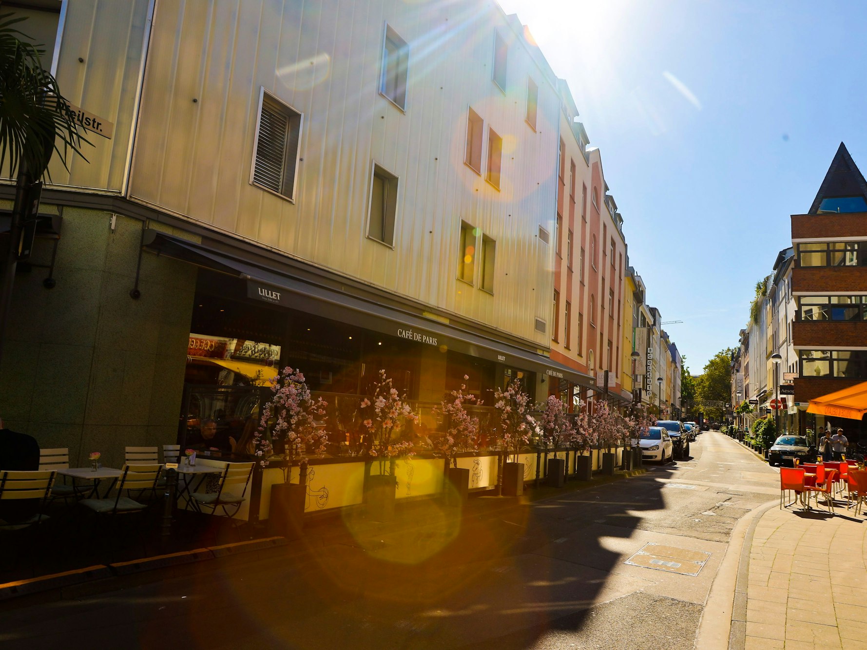 Das Café de Paris im Sonnenschein.