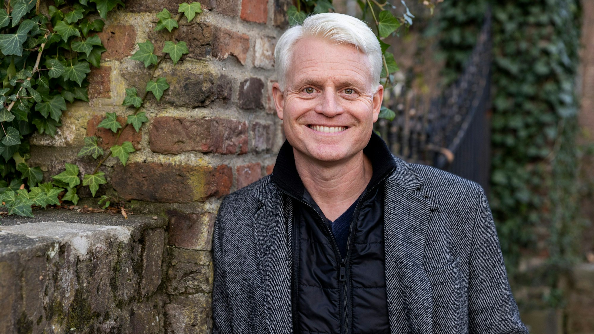 Guido Cantz lächelt in die Kamera.