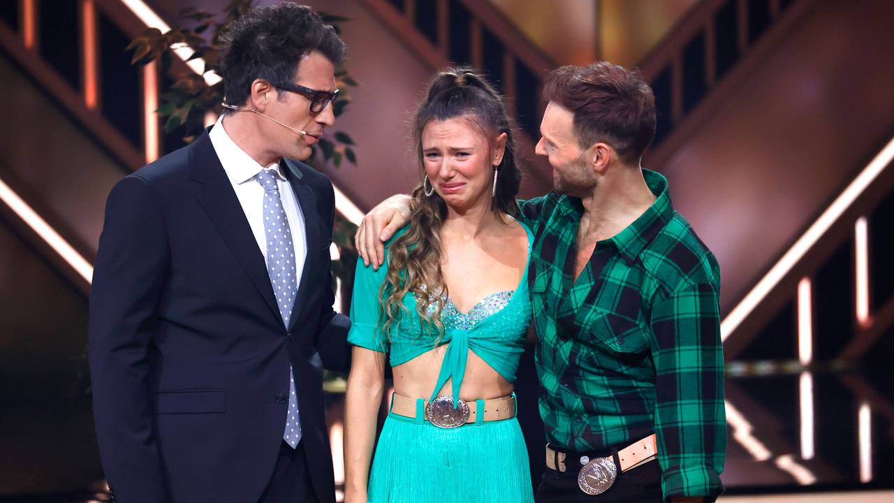 Daniel Hartwich, Ann-Kathrin Bendixen und Vadim Garbuzov in der sechsten Live-Show der 17. Staffel der RTL-Tanzshow „Let's Dance“ im MMC Coloneum.