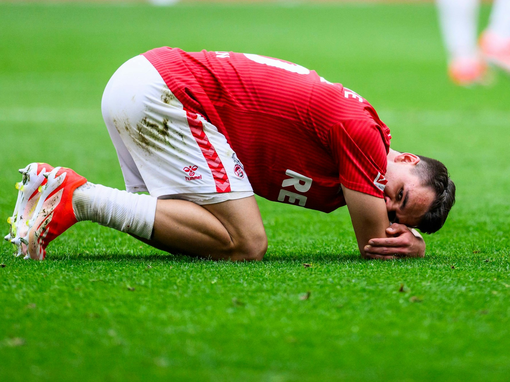 Kölns Max Finkgräfe reagiert unzufrieden.