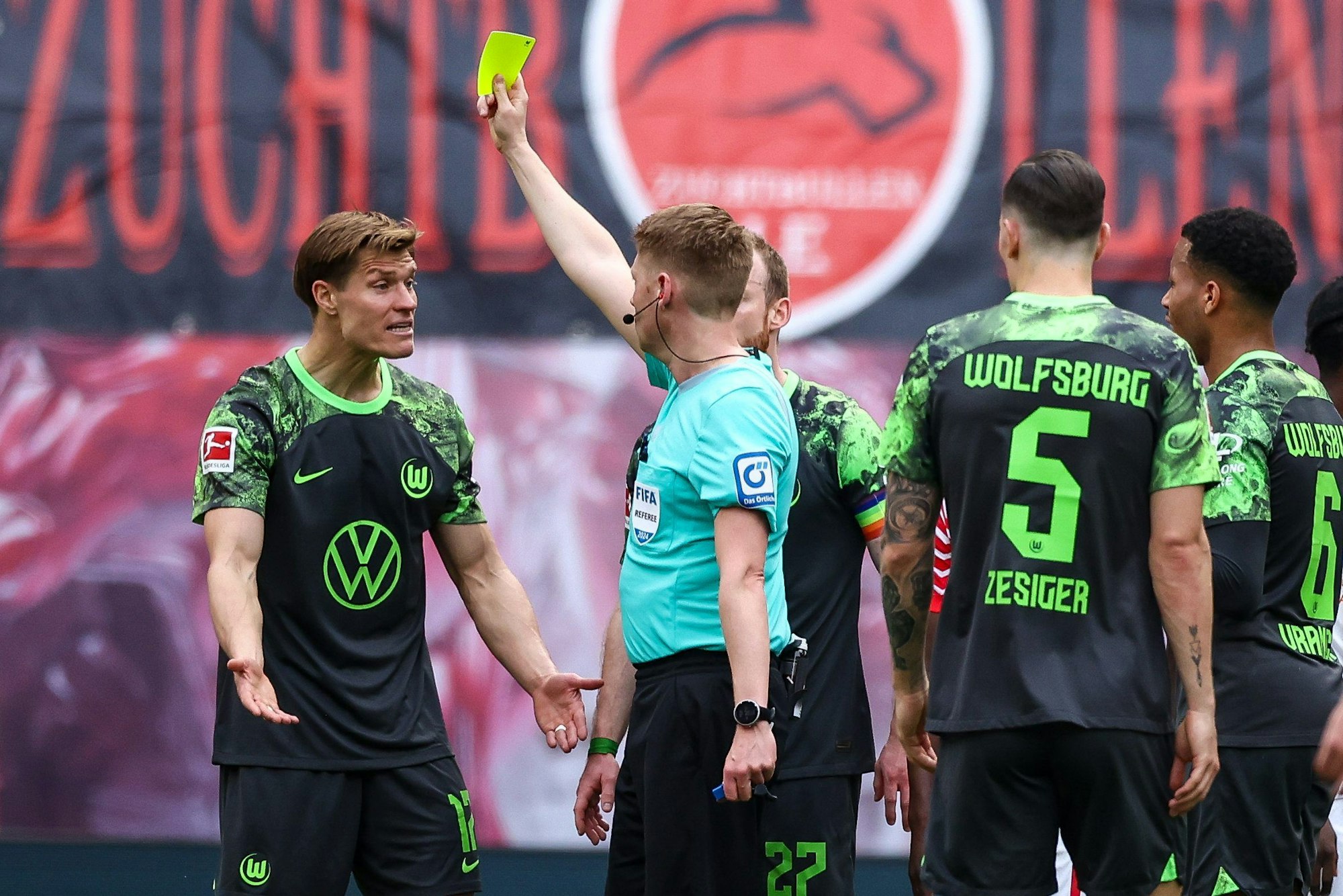 Kevin Behrens sieht die Gelbe Karte.