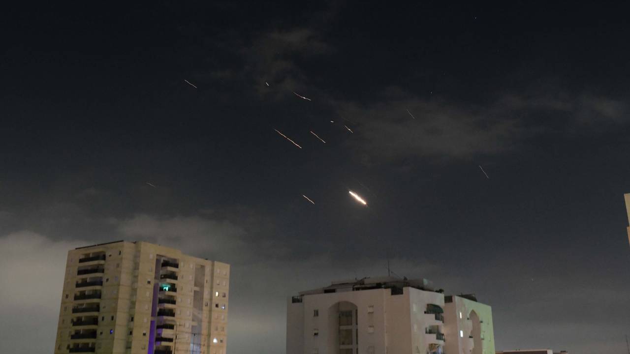 Flammen von Explosionen erscheinen am Himmel über Tel Aviv, während Israels Raketenabwehrsystem Raketen und Drohnen aus dem Iran abfängt.