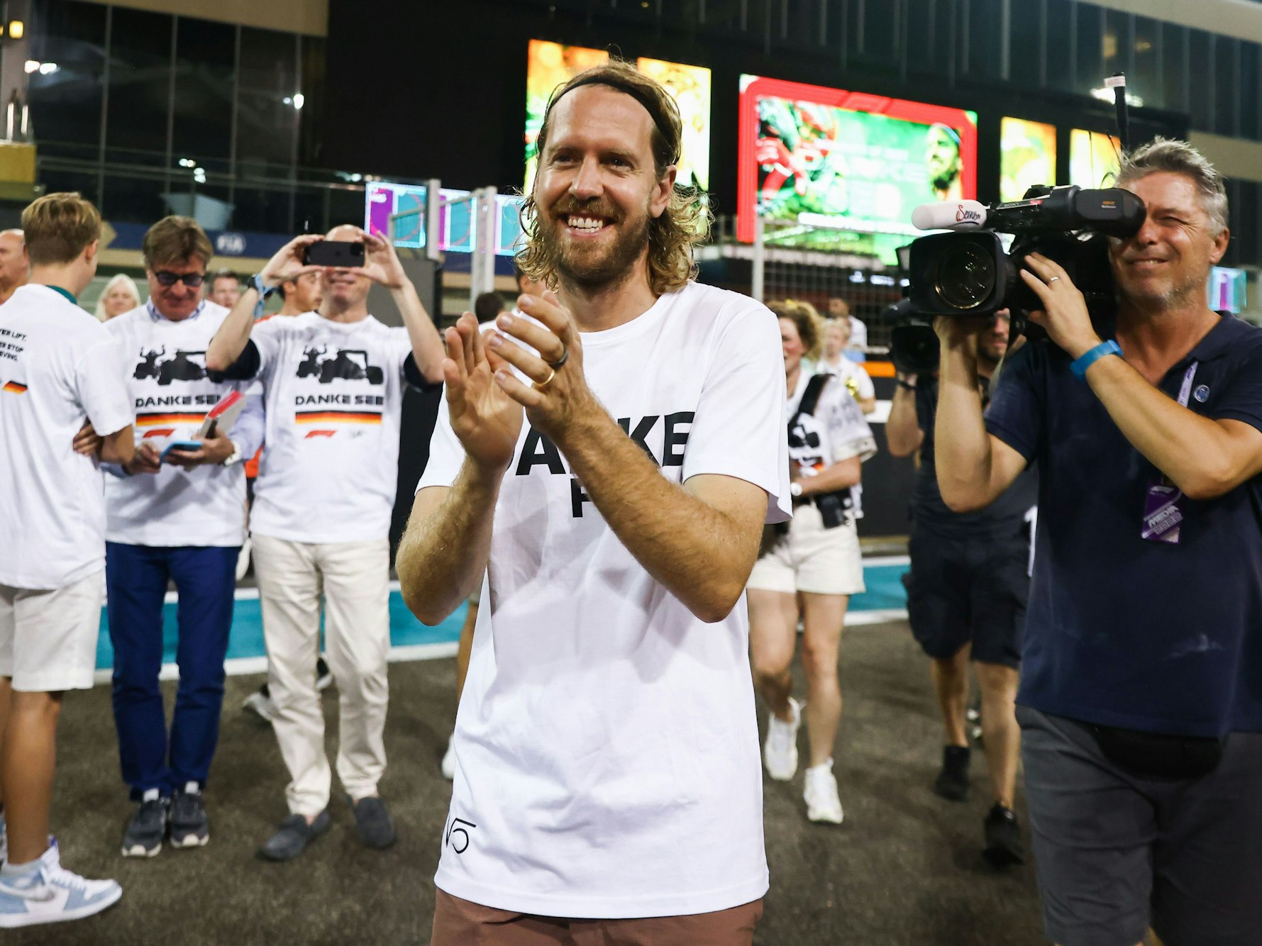 Sebastian Vettel aus Deutschland vom Team Aston Martin applaudiert, als er verabschiedet sich von der Formel 1 mit einem Lauf über die Strecke von Abu Dhabi.