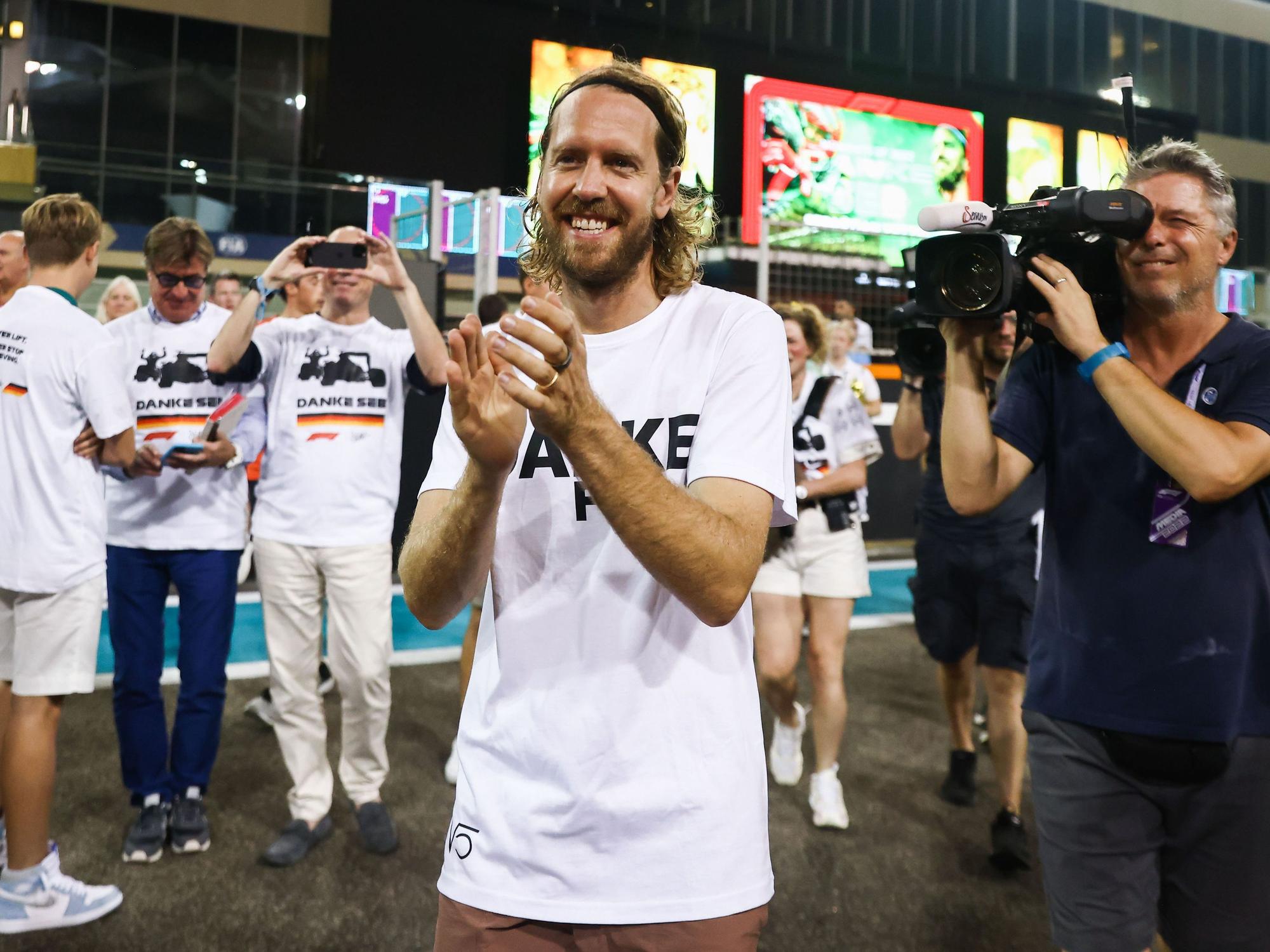 Sebastian Vettel aus Deutschland vom Team Aston Martin applaudiert, als er verabschiedet sich von der Formel 1 mit einem Lauf über die Strecke von Abu Dhabi.
