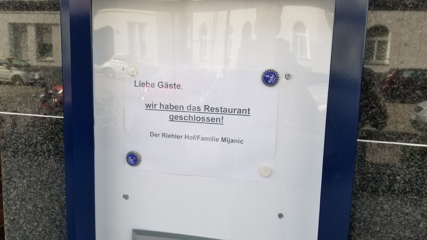 Auf einem Zettel steht: „Liebe Gäste, wir haben das Restaurant geschlossen.“