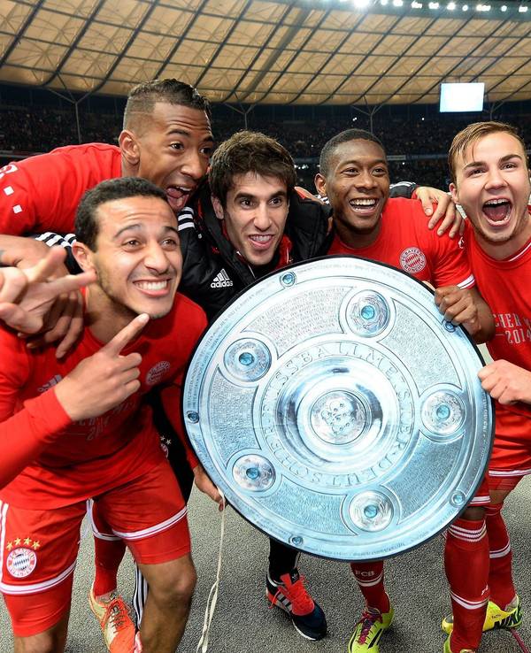 Die Bayern jubeln mit einer Kopie der Meisterschale