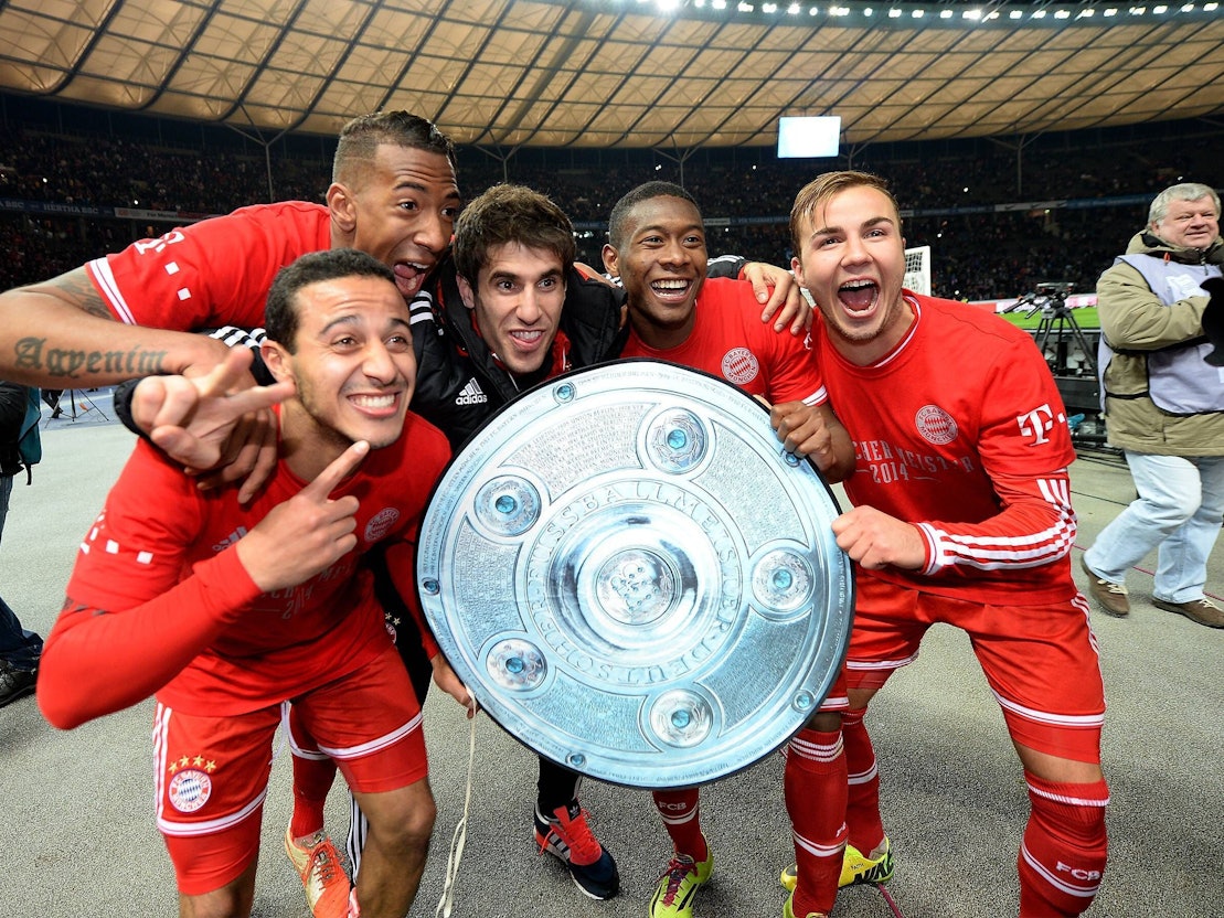 Die Bayern jubeln mit einer Kopie der Meisterschale