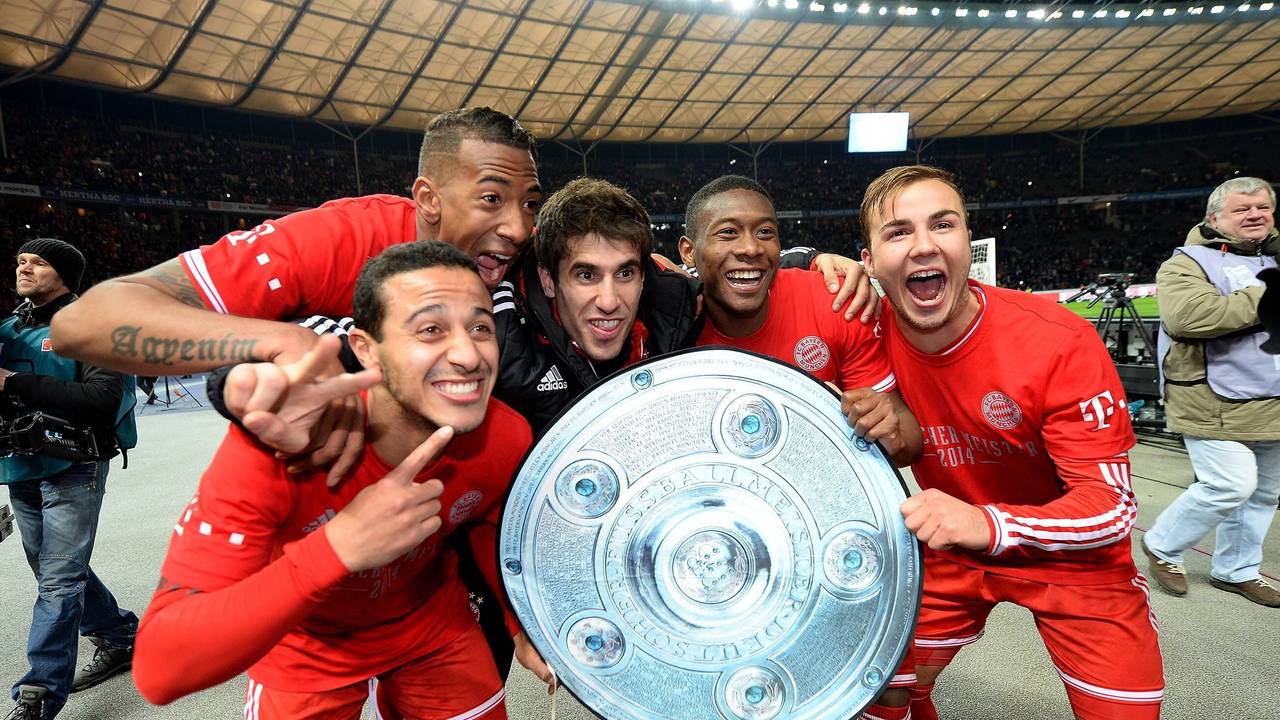 Die Bayern jubeln mit einer Kopie der Meisterschale