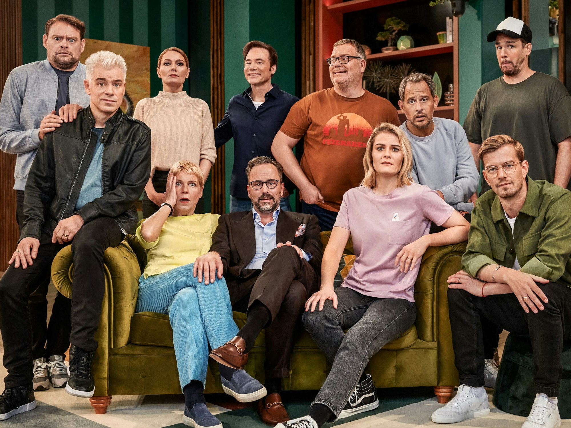 Michael Mittermeier, Cordula Stratmann, Kurt Krömer, Hazel Brugger und Joko Winterscheidt, Max Giermann (hinten, l-r), Martina Hill, Michael «Bully» Herbig, Elton, Moritz Bleibtreu und Jan van Weyde nehmen 2023 an der vierten Staffes der Streaming-Show «LOL: Last One Laughing» teil.
