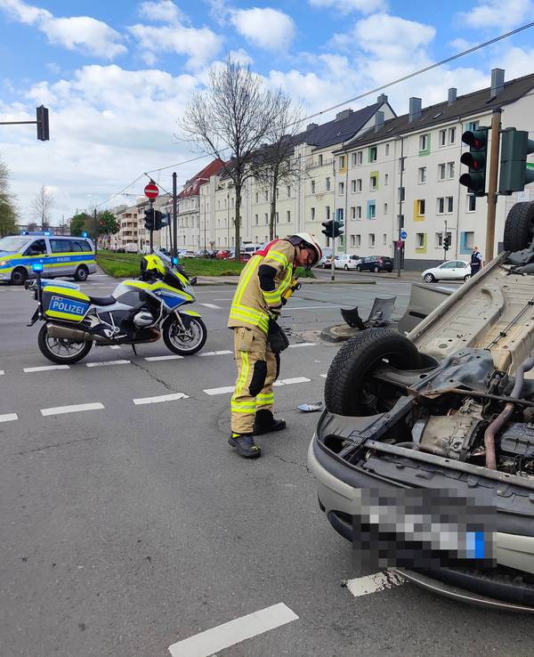 Ein Unfallauto liegt auf dem Dach.
