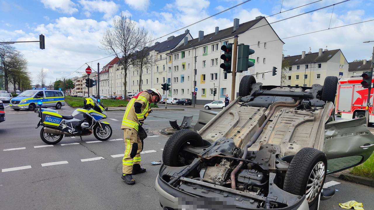 Ein Unfallauto liegt auf dem Dach.