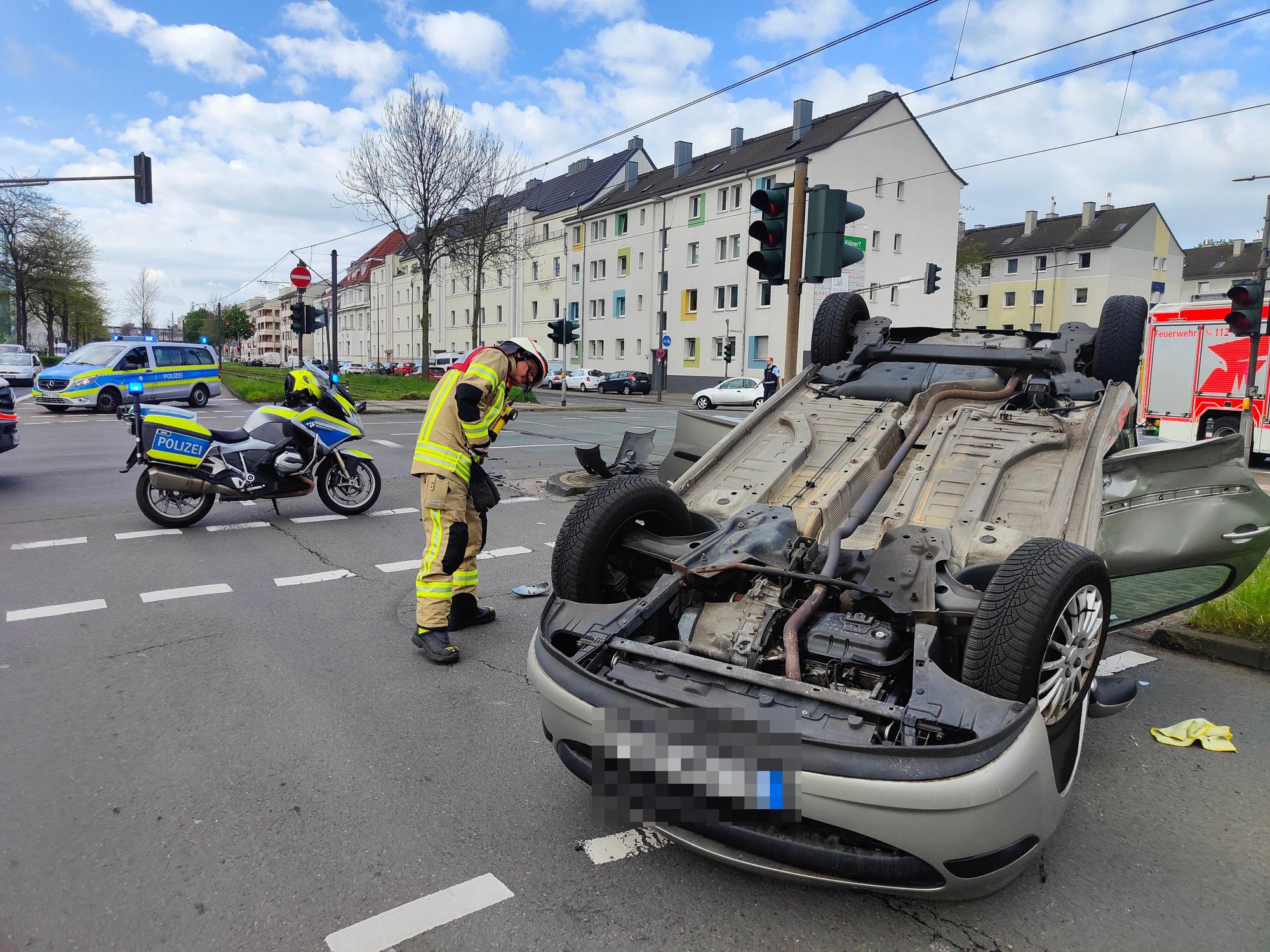 Ein Unfallauto liegt auf dem Dach.