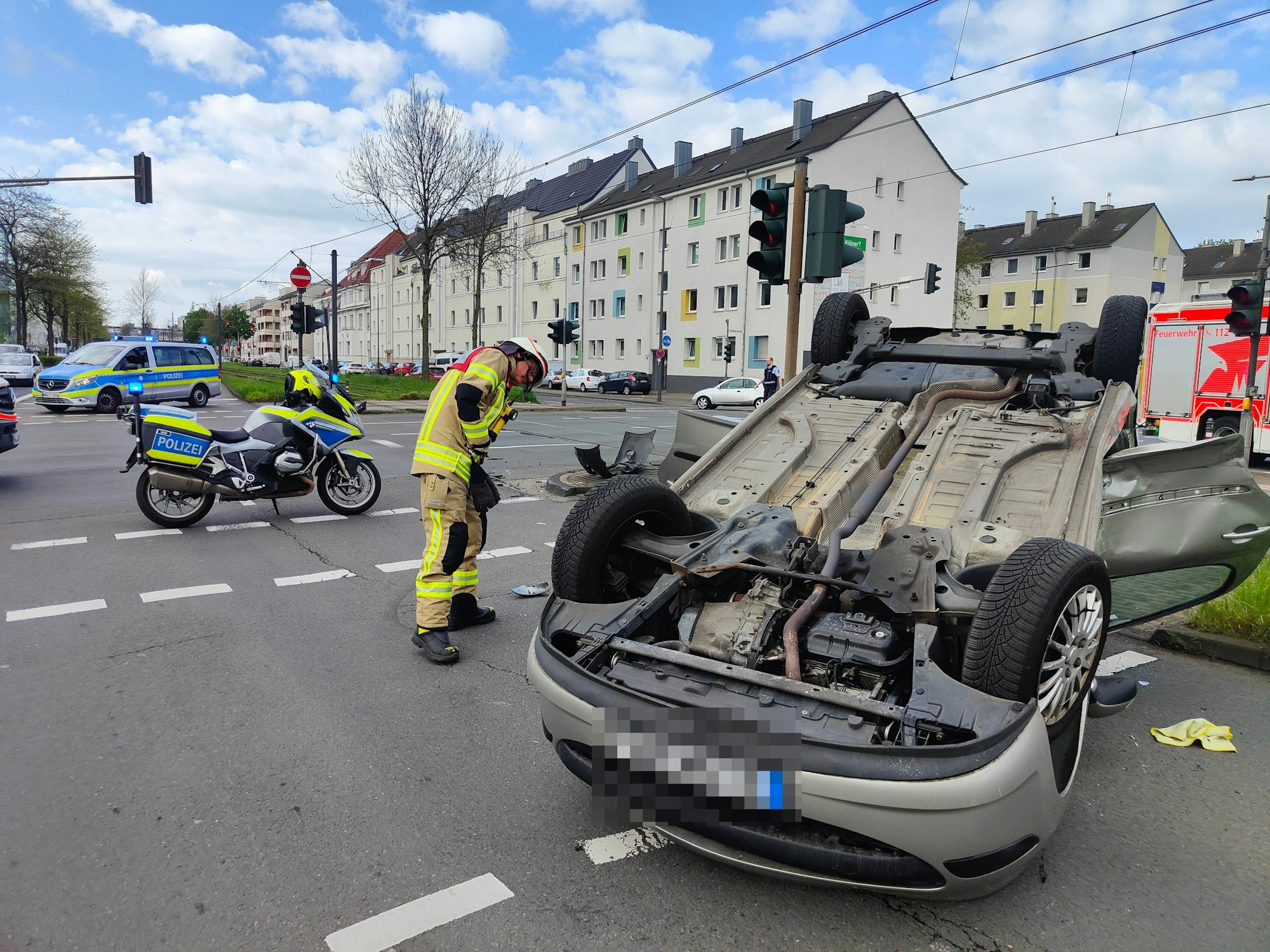 Ein Unfallauto liegt auf dem Dach.