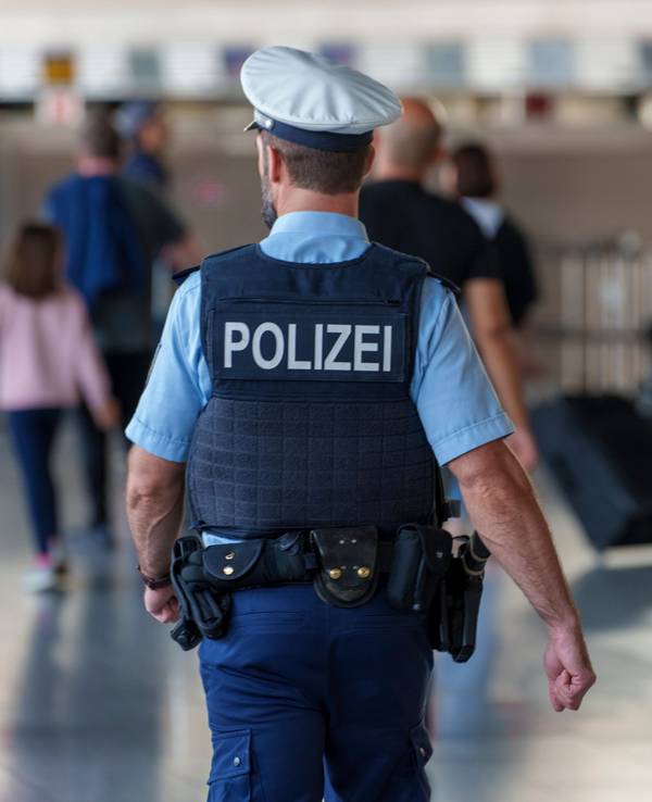 Ein Polizist geht am Flughafen Frankfurt Main auch das Terminal 1.