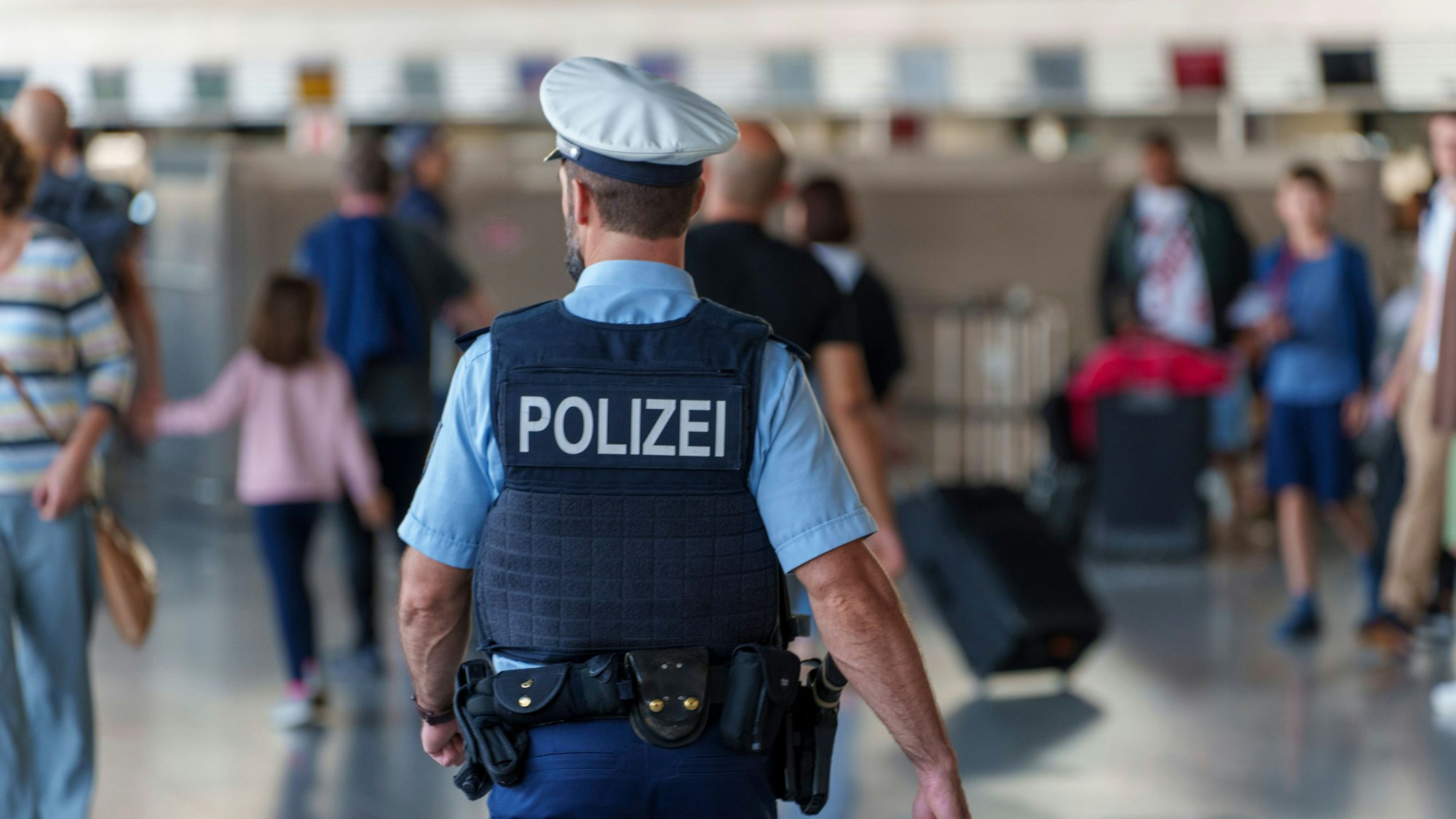 Ein Polizist geht am Flughafen Frankfurt Main auch das Terminal 1.