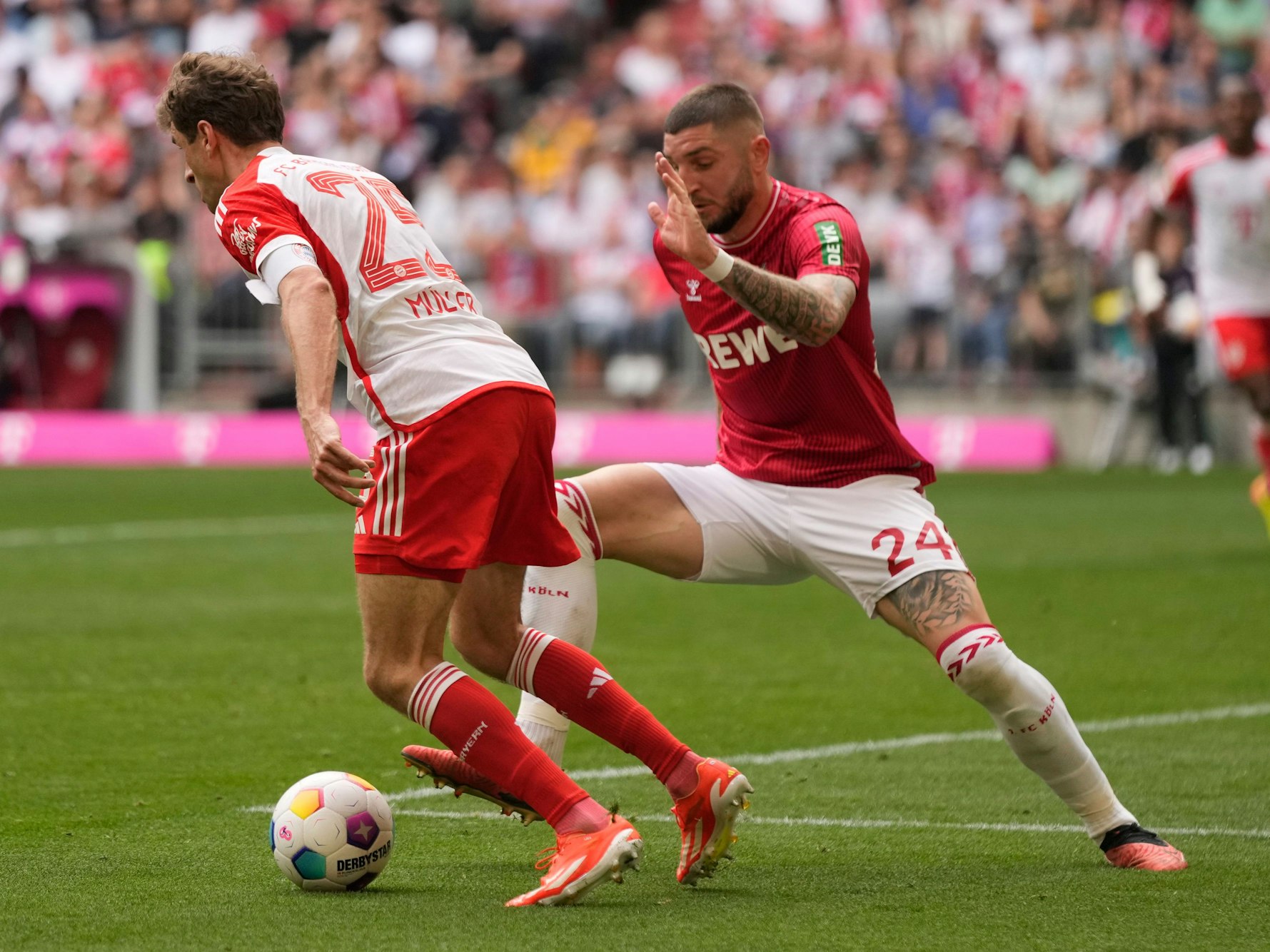 Jeff Chabot im Zweikampf mit Thomas Müller.