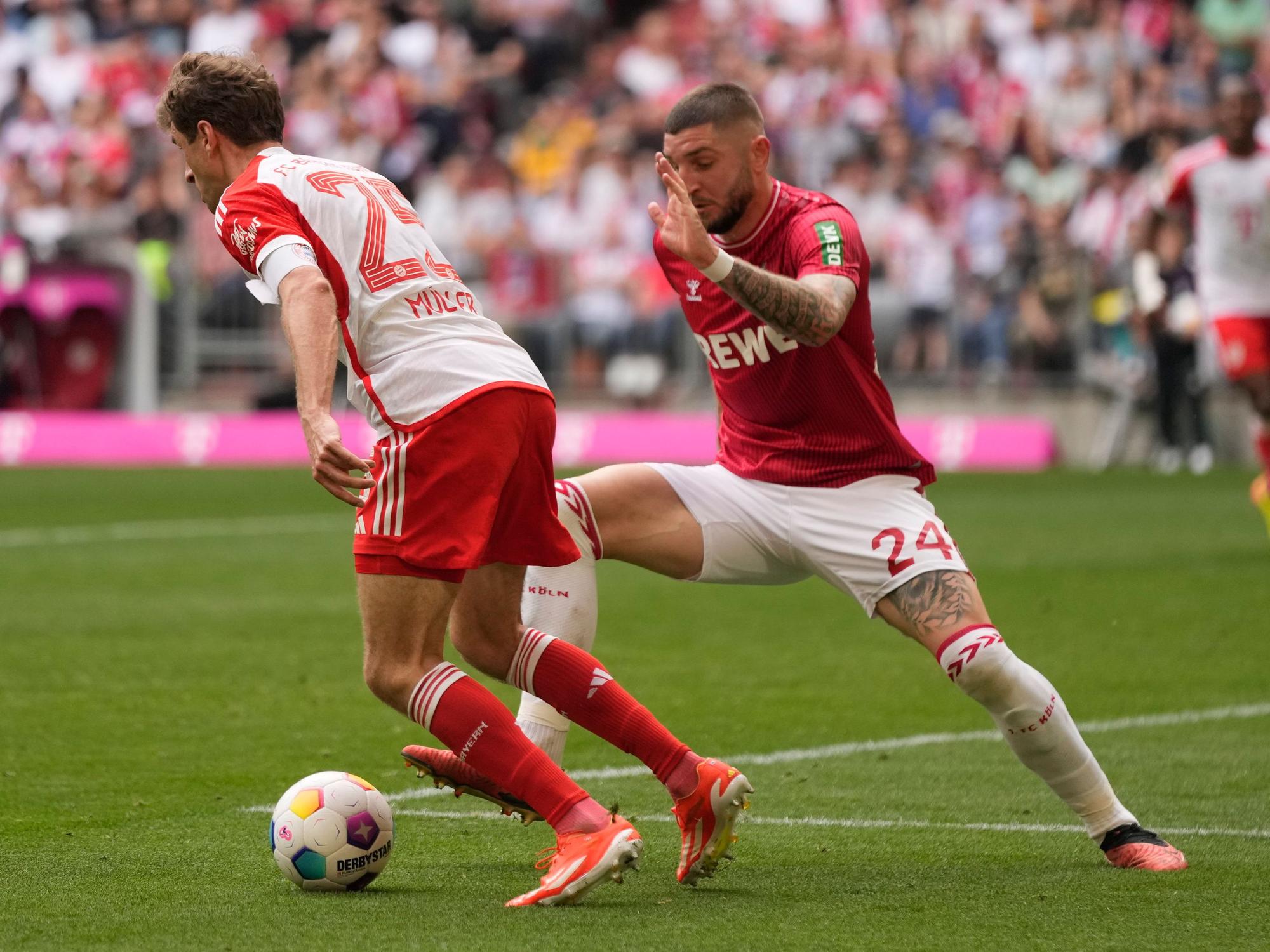 Jeff Chabot im Zweikampf mit Thomas Müller.