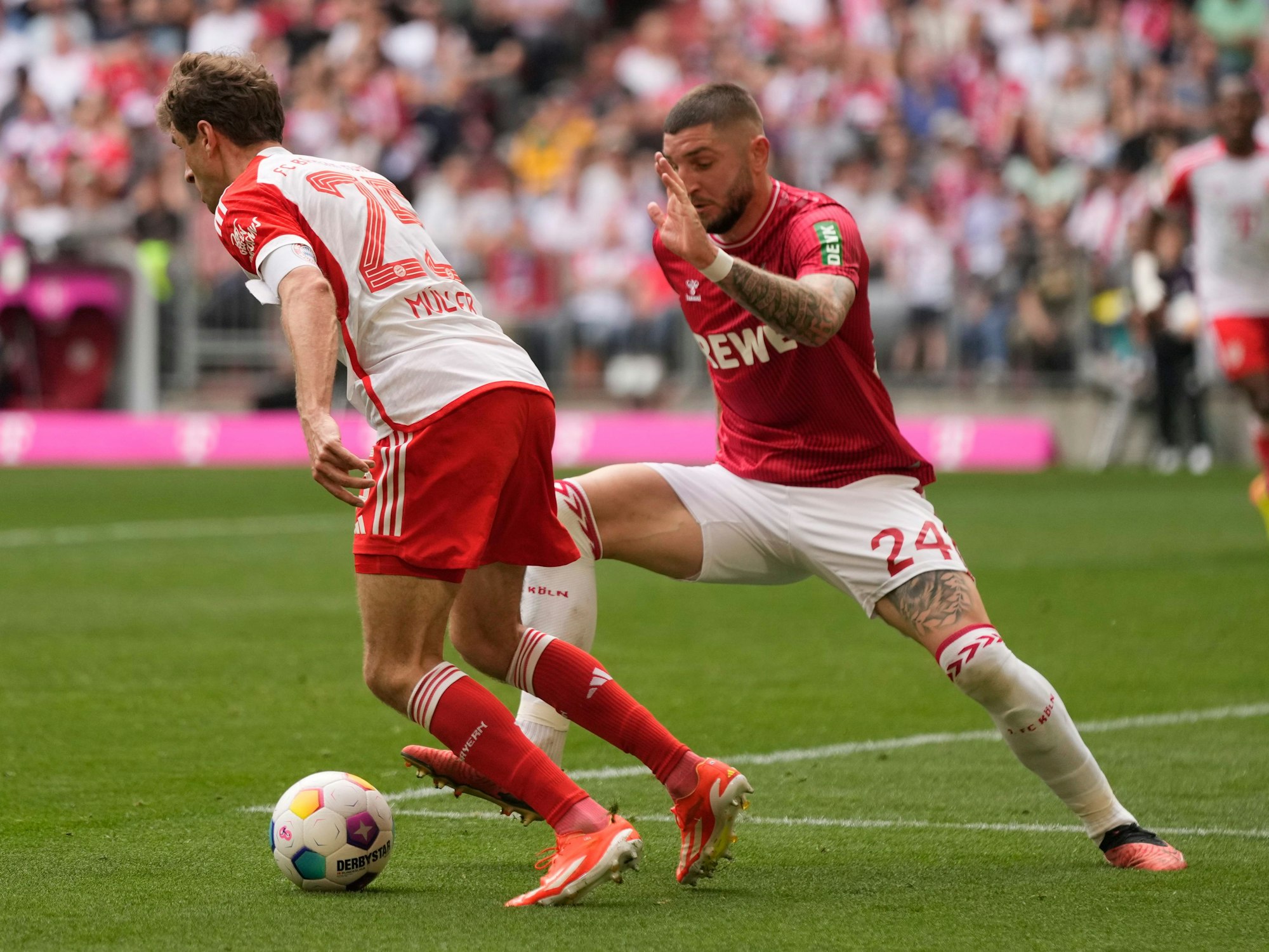 Jeff Chabot im Zweikampf mit Thomas Müller.
