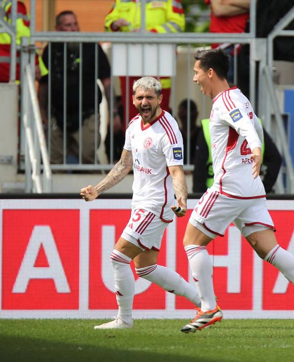 Die Düsseldorf-Profis Matthias Zimmermann und Shintag Appelkamp jubeln gemeinsam im Spiel beim SV Wehen Wiesbaden.