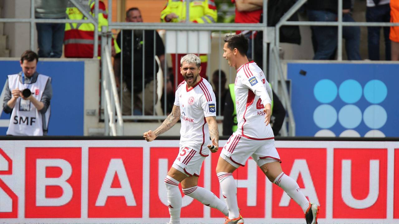 Die Düsseldorf-Profis Matthias Zimmermann und Shintag Appelkamp jubeln gemeinsam im Spiel beim SV Wehen Wiesbaden.