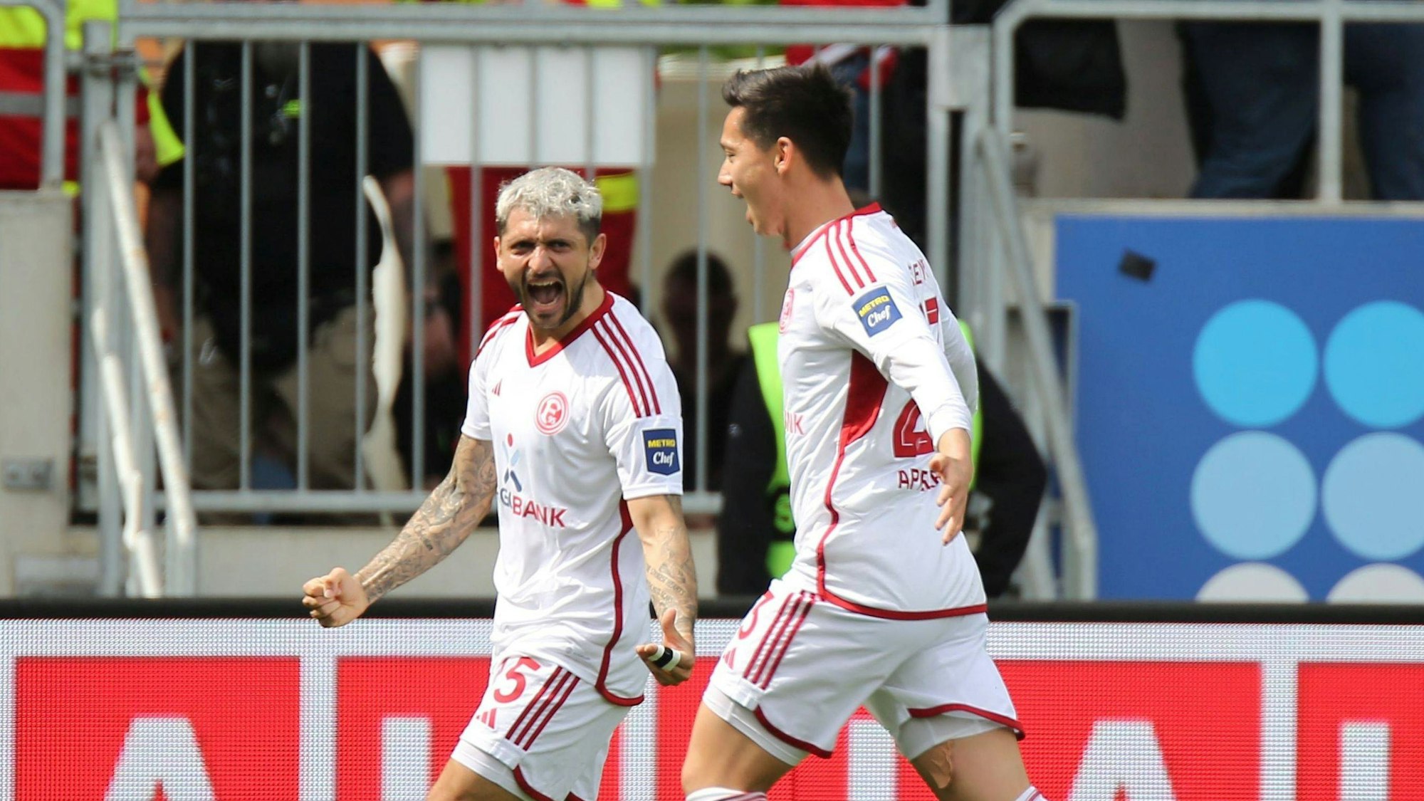 Die Düsseldorf-Profis Matthias Zimmermann und Shintag Appelkamp jubeln gemeinsam im Spiel beim SV Wehen Wiesbaden.
