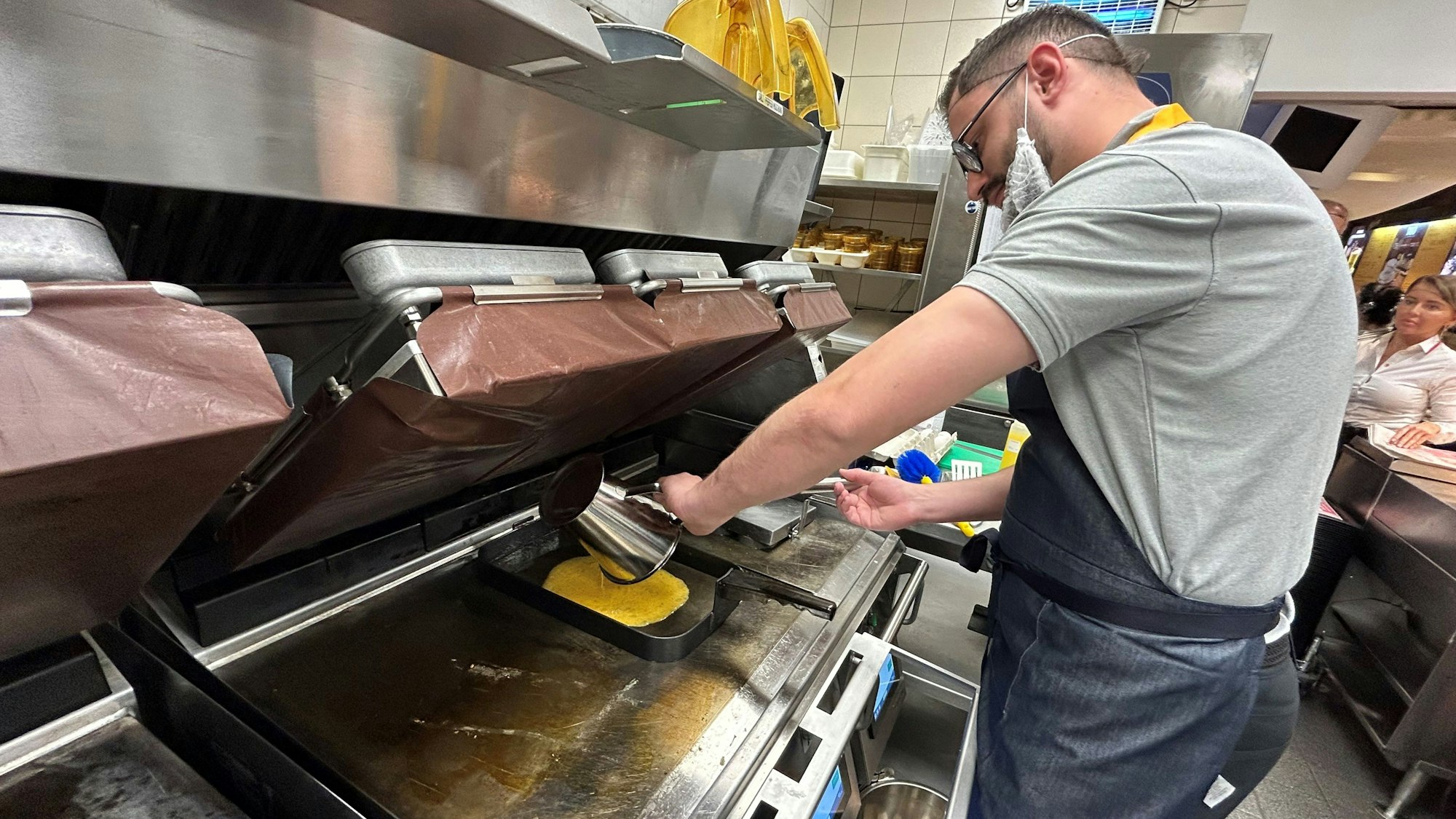Berkin in der Küche bei McDonald's.