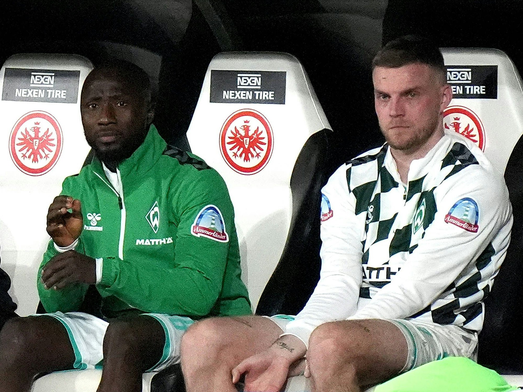 Naby Keita und Marvin Ducksch auf der Bank