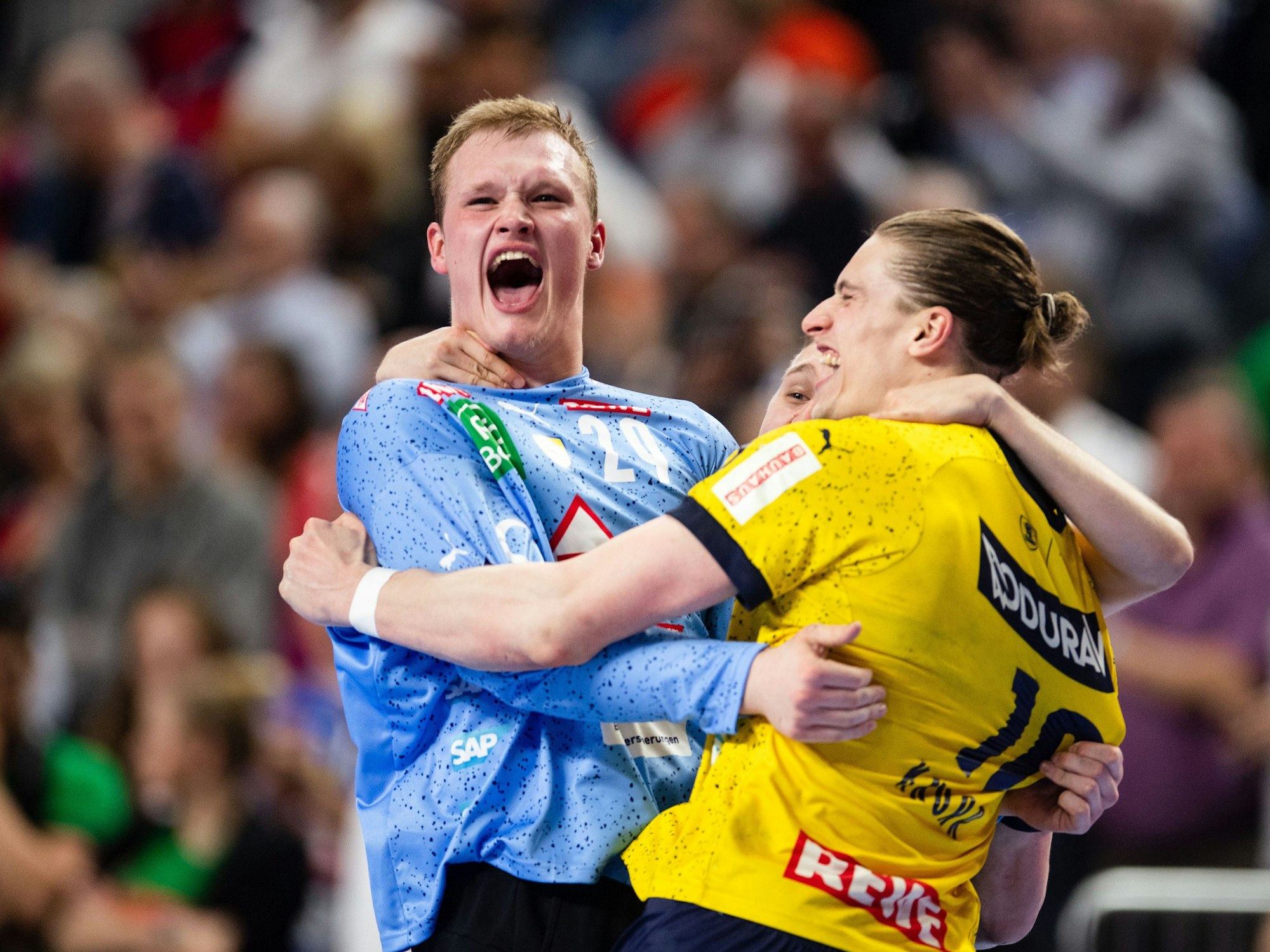 Juri Knorr (rechts) feiert mit Mannschaftskollege David Späth (links) den Sieg im DHB-Pokal.