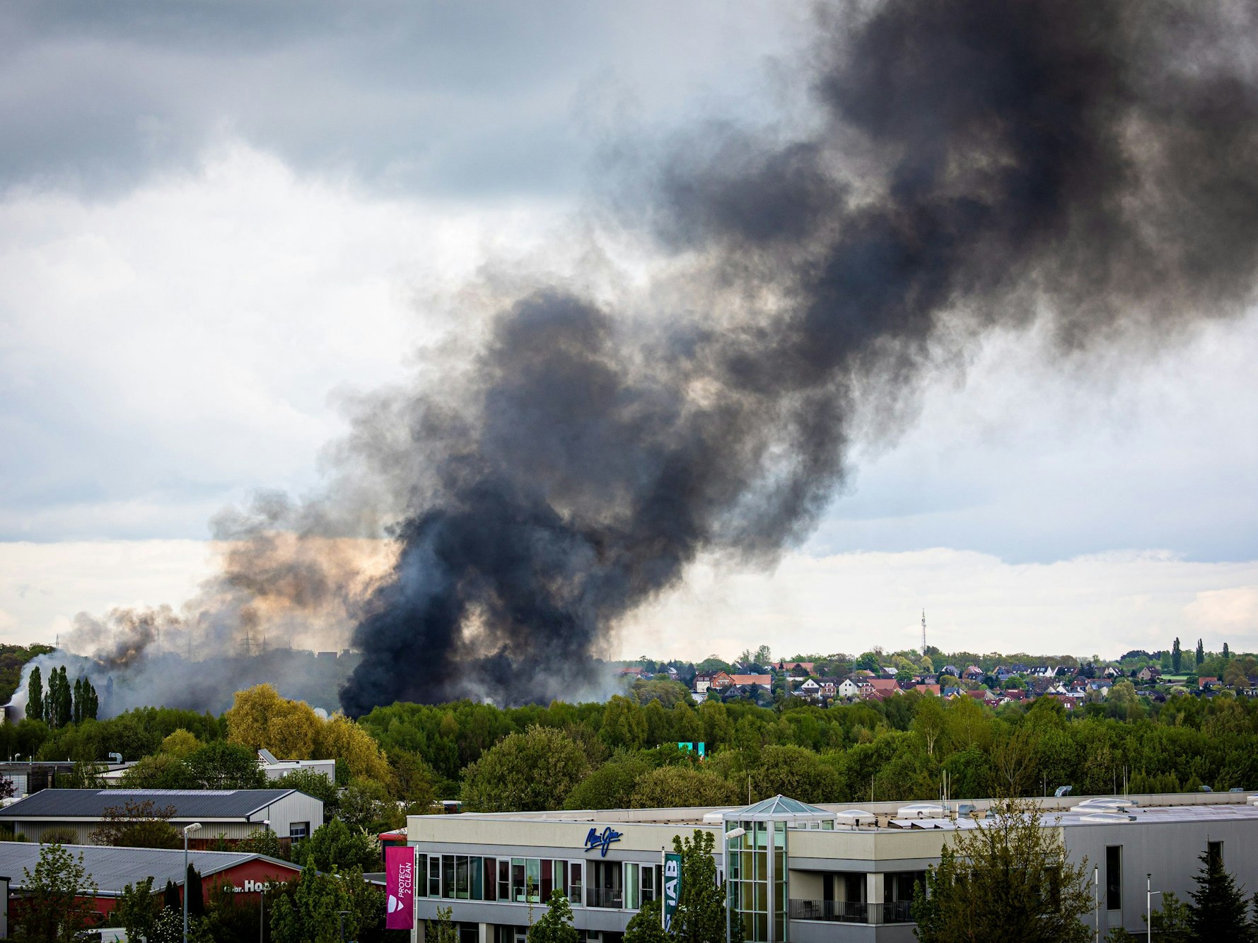 Rauch steigt bei einem Großbrand in einem Braunschweiger Industriegebiet in den Himmel.