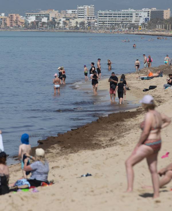 Menschen sonnen sich am Strand von Arenal auf Mallorca. An diesem Menschen sonnen sich am Strand von Arenal auf Mallorca.