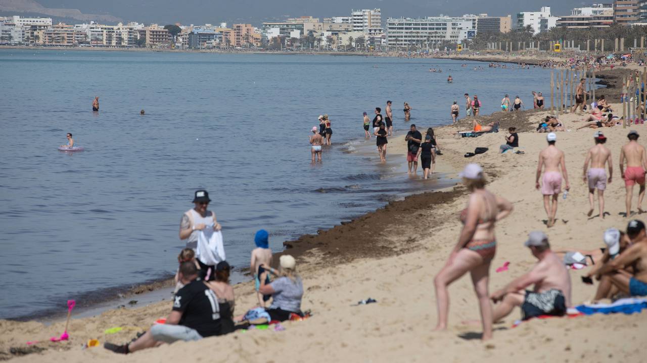 Menschen sonnen sich am Strand von Arenal auf Mallorca. An diesem Menschen sonnen sich am Strand von Arenal auf Mallorca.