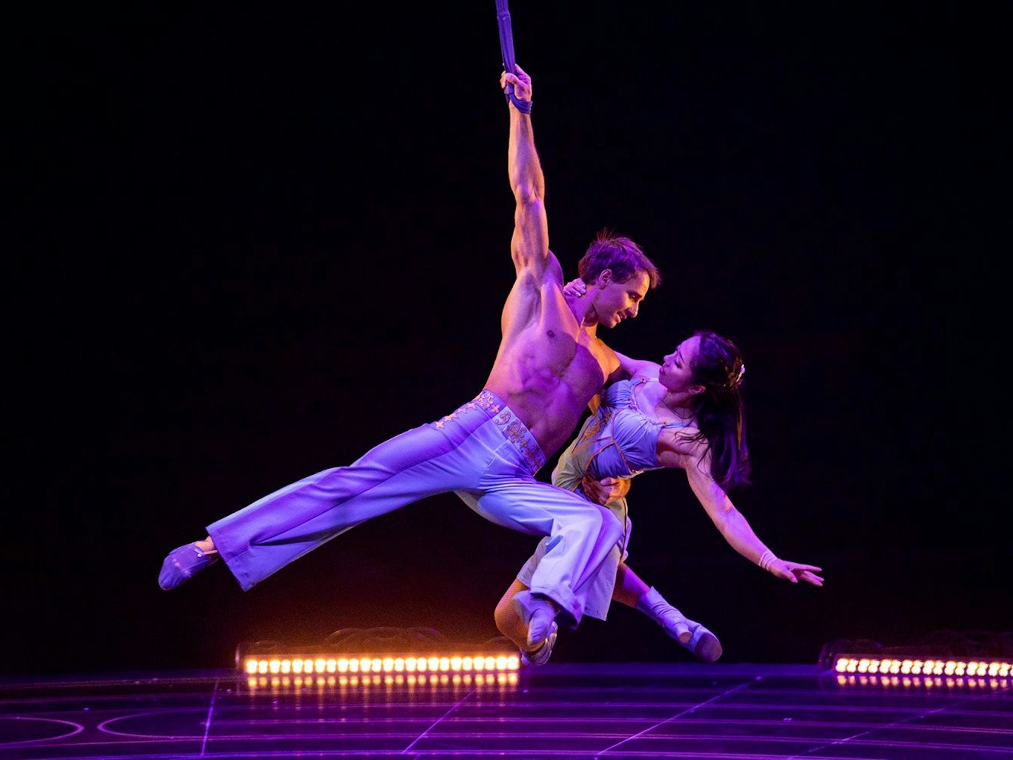 Ein Künstler-Duo des „Cirque du Soleil“-Ensembles auf der Bühne.