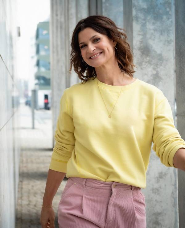 Das Foto zeigt Moderatorin Marlene Lufen vom Sat.1-„Frühstücksfernsehen“ vor dem Gebäude, in welchem sich das Studio der Morgen-Show befindet.