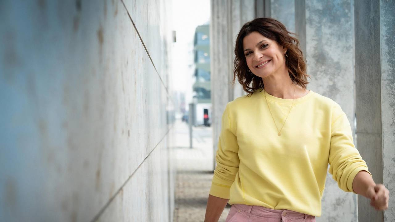 Das Foto zeigt Moderatorin Marlene Lufen vom Sat.1-„Frühstücksfernsehen“ vor dem Gebäude, in welchem sich das Studio der Morgen-Show befindet.