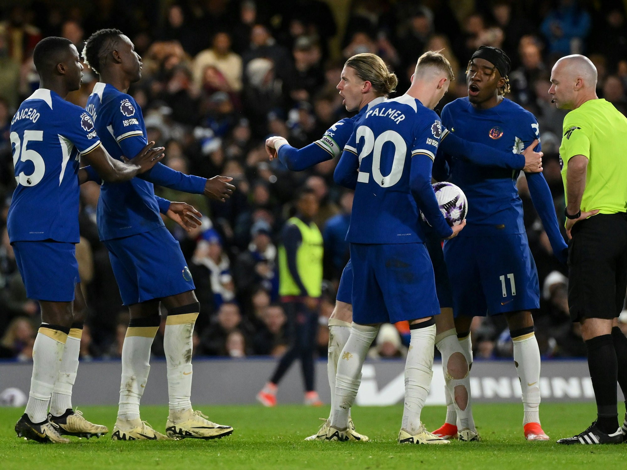 Die Spieler des FC Chelsea diskutieren