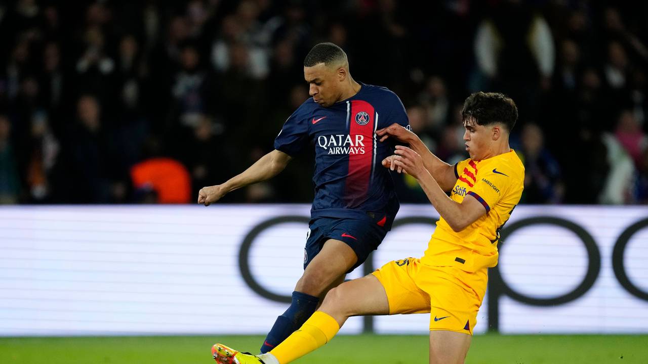 Pau Cubarsí (r.) grätscht in der Champions League im Zweikampf mit Kylian Mbappé.