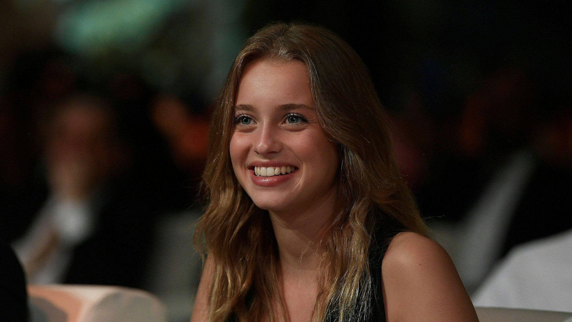 Das portugiesische Model lacht bei den Awards.