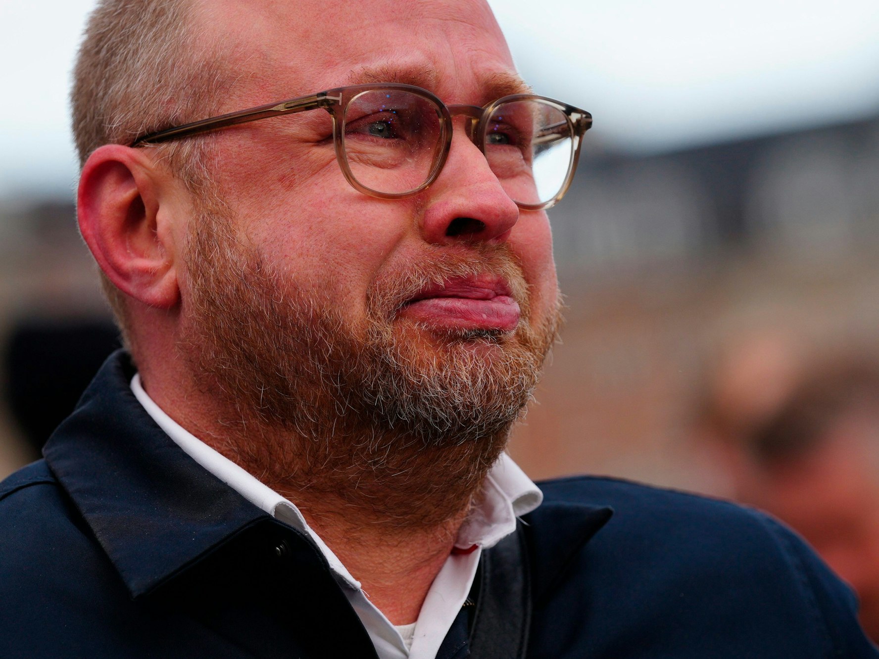 Ein Mann weint, als die Alte Börse in Kopenhagen am Dienstag brennt.