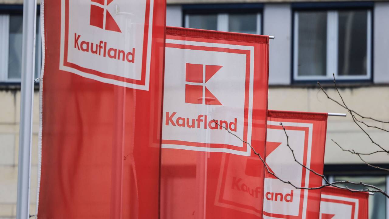 Flaggen von Kaufland hängen vor einer Filiale.